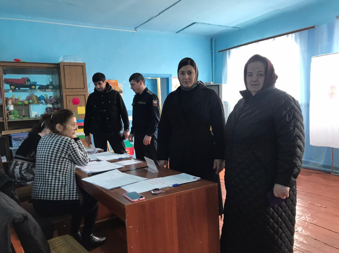 Специалисты и социальные работники Центра совершили доставку 6 маломобильных граждан на избирательные участки, чтобы они могли проголосовать в выборах Президента РФ.